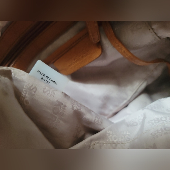 Michael Kors oversized leather hobo - Picture 14 of 15